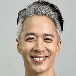 坤隆·吉亞查特 飾演 Coach