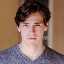 Jacob Leinbach 飾演 Brad