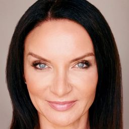 Olivia Summers 飾演 Lana