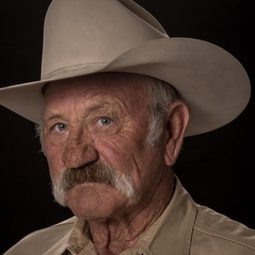 Boots Southerland - The Desperate Trail演員 飾演Scar Face Leader