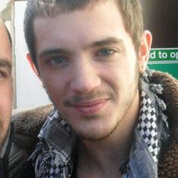 Billy Cook 飾演 Joey