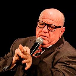 Leo Bassi 飾演 Dr. Karma