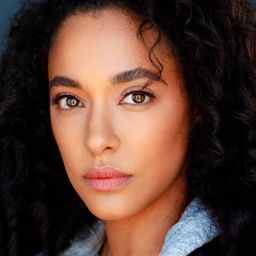 Adrienne Thomas 飾演 Maya Wilder