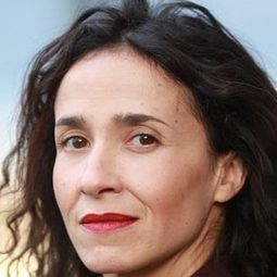 Chloé Réjon 飾演 Narrator (voice over)