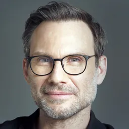 基斯頓·史利達 飾演 Mike Diamond