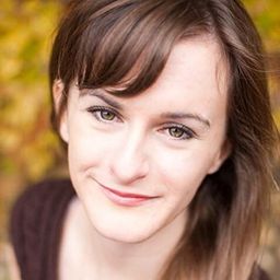 Molly Miller 飾演 Tiny