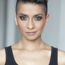 艾莎·曼蘇爾·岡薩爾維斯 - 口舌演員 飾演Bartender