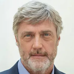 文森·雷根 飾演 Captain