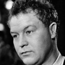 Daniel Ivernel 飾演 Captain Mauger