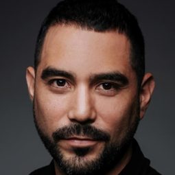 Daniel Esteban 飾演 Airport Host