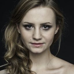 Natalia Łągiewczyk 飾演 Bronia