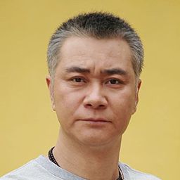 屈剛 飾演 Chairman Sato