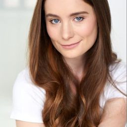 Grace Munro 飾演 Maggie