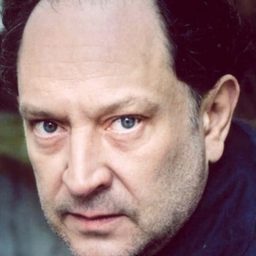 Andreas Matti 飾演 Peter Gherling