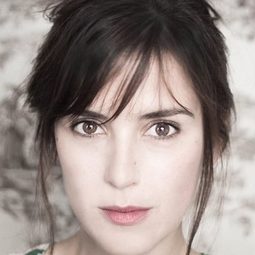 克萊曼婷·波瓦達茲 飾演 Holly O'Hara