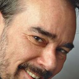 Roderick Earle 飾演 Dumas