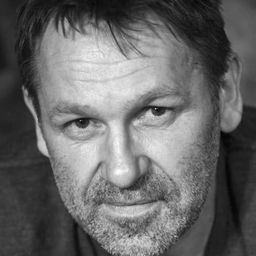 Jørgen Langhelle 飾演 Maria's father