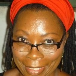 Noélia Montanhas 飾演 Maria Antônia Esteves (Tonha)