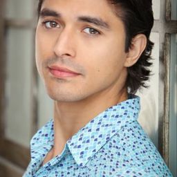 Alex Alegria 飾演 Young Q