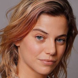 胡絲蒂娜·布斯托斯 飾演 