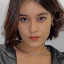 阿希拉·章米塔 飾演 April