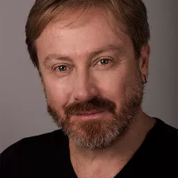 耶爾德雷·沙因勒 飾演 Hafız