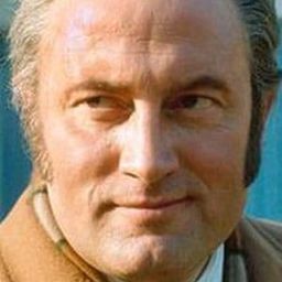 Iain Cuthbertson 飾演 Dr. Louis Leakey