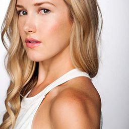 Lily Delamere 飾演 Olivia