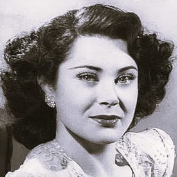 Jacqueline Dalya 飾演 Carmelita