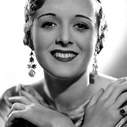 Mary Astor 飾演 Brigid O'Shaughnessy