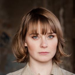 Nadja Bobyleva 飾演 Lena