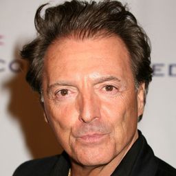 亞曼·艾桑提 飾演 Henry York