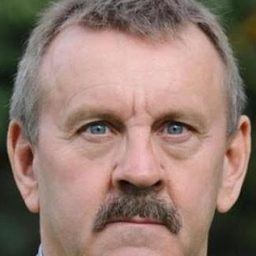 Stephen Bent 飾演 Noon's Dad