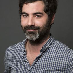 Frank Bellocq 飾演 Le curé