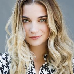 安妮·墨菲 飾演 Self