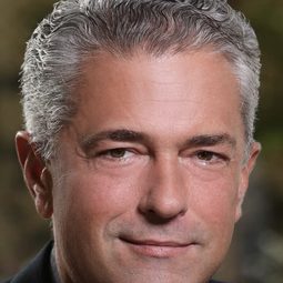 Malek Akkad 飾演 Dr. Matthews