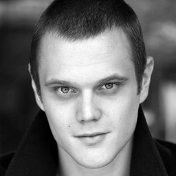 Stephen Thompson 飾演 Stuart