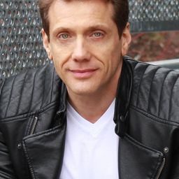 Stefan Hayes 飾演 Yuri Loginova