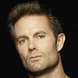 蓋瑞特·狄拉漢特 飾演 Sherman Oliver