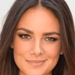 亞妮娜·烏澤 飾演 Dana