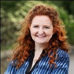 Niamh Shaw - 偶然演員 飾演Waiting Woman