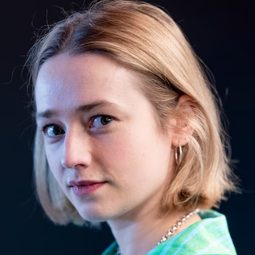 克裏斯蒂娜·許亞特·托爾普 - 荒蕪之地．應許之心演員 飾演Edel Helene