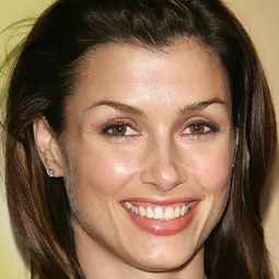 布莉姬·摩娜漢 飾演 Helen