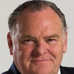 Robert Ashe 飾演 
