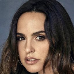 薇洛妮卡·安琪葵 飾演 Susana