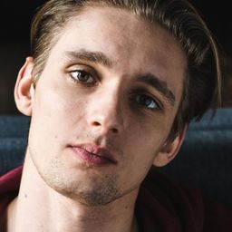 菲利浦·古拉茨 飾演 Konrad