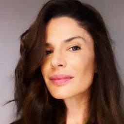 Bárbara Palladino 飾演 Compliment Girl