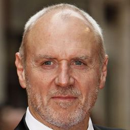 艾倫·戴爾 飾演 Monsignor Chamberlain