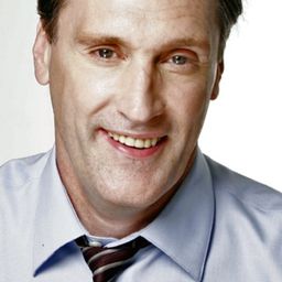 Ian Brown 飾演 Farmer