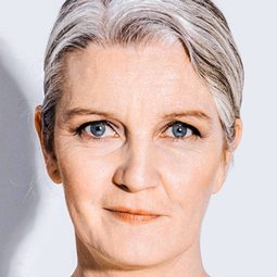 Halldóra Geirharðsdóttir - 雷克雅未克鯨魚大屠殺演員 飾演Helga